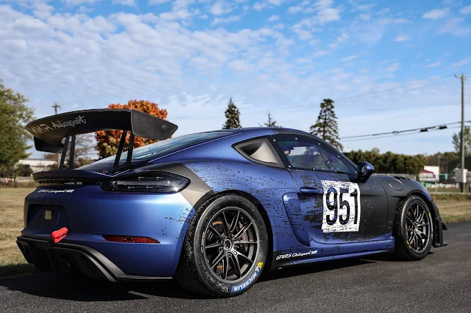 Blue Porsche 718 Cayman GT4 RS Clubsport numbered 951, rear three-quarter view